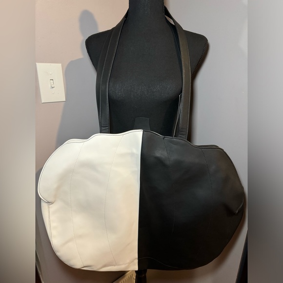 ✨🆕 Dolls Kill Trickz N' Treatz A Grin That Glows Mega Pumpkin Tote Black/White - Picture 2 of 6